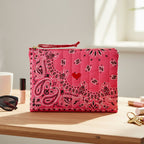 Call It Pochette Zippée Matelassé - حقيبة مبطنة بسحاب بلون الفراولة/الأحمر الحقيقي