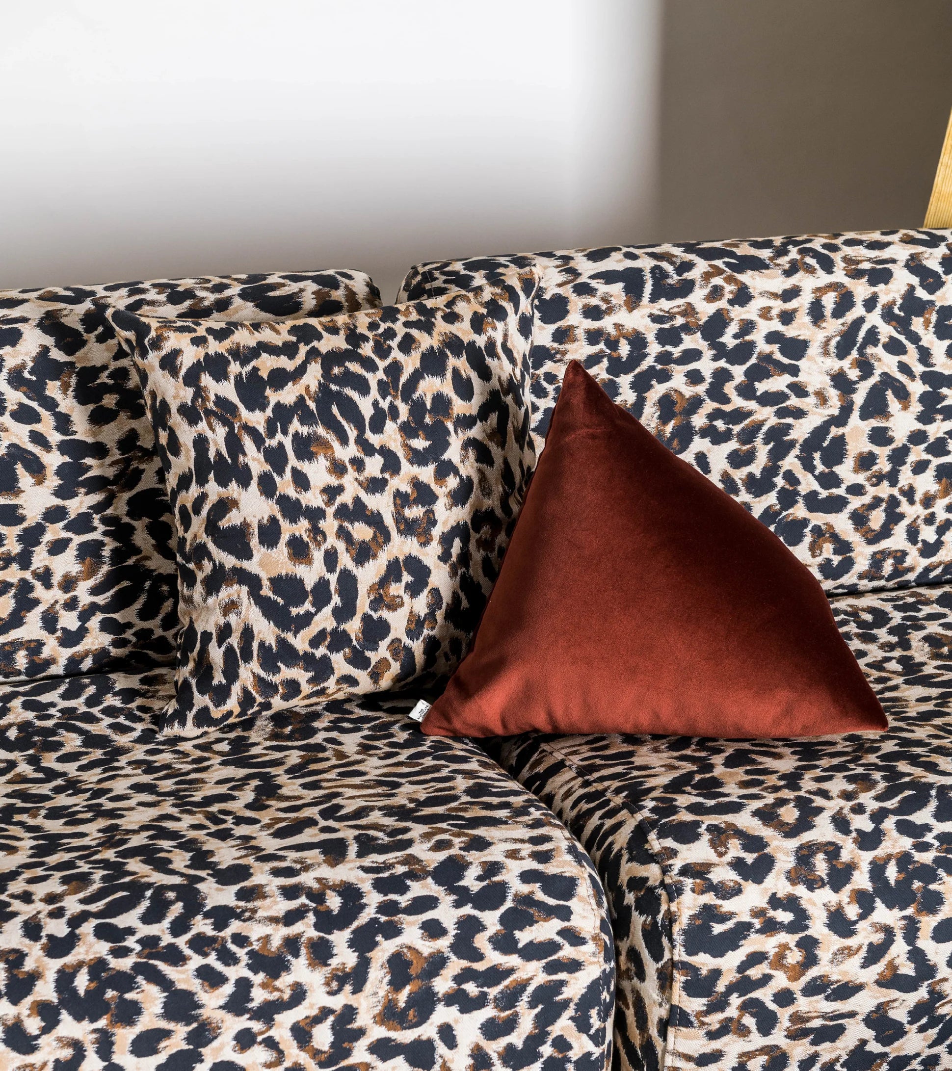 Carino Cushion — Leopard Jacquard (45 × 45 cm).