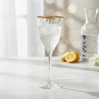 كأس ماء بحافة ذهبية