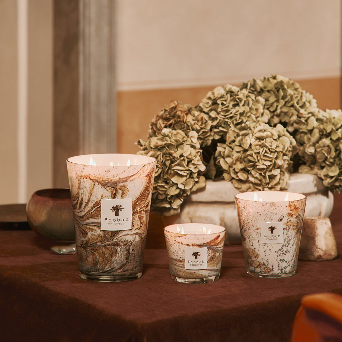 Baobab Collection Leaves Naïs 4-wick scented candle in mouth-blown glass, 500g, styled in a room setting