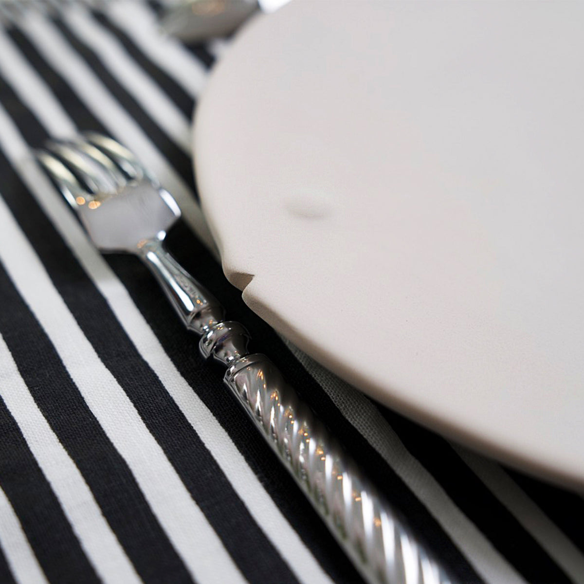 Waww La Table Locmaria fish-shaped ceramic plate by Yann Le Coadic, 27.5x27cm, detail view