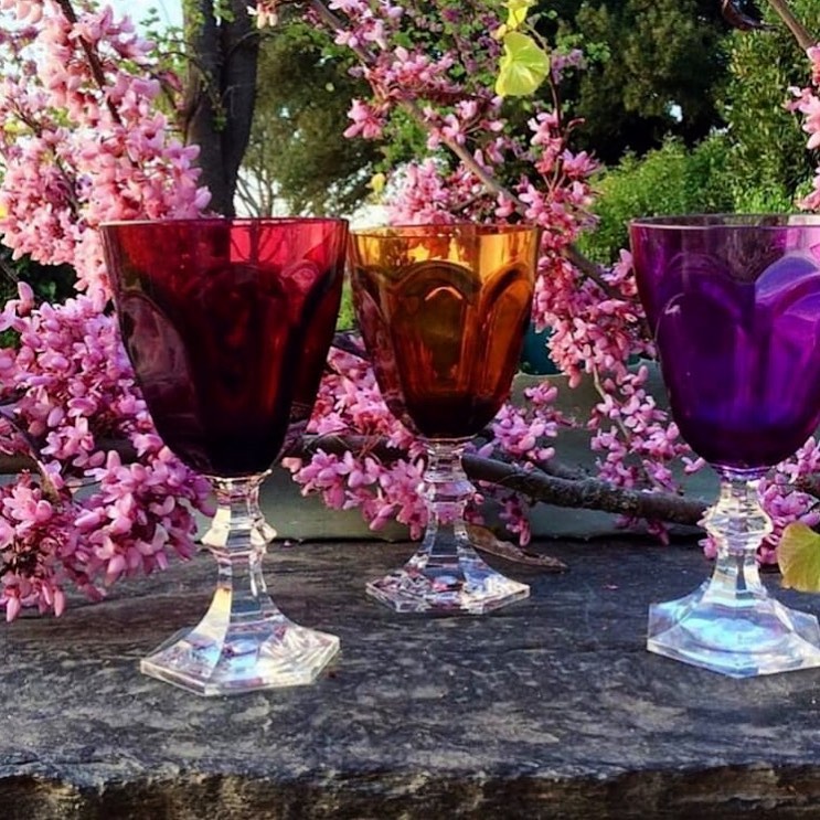 Mario Luca Giusti Dolce Vita Wine Glass, Ruby in synthetic crystal, styled in a table setting (2)