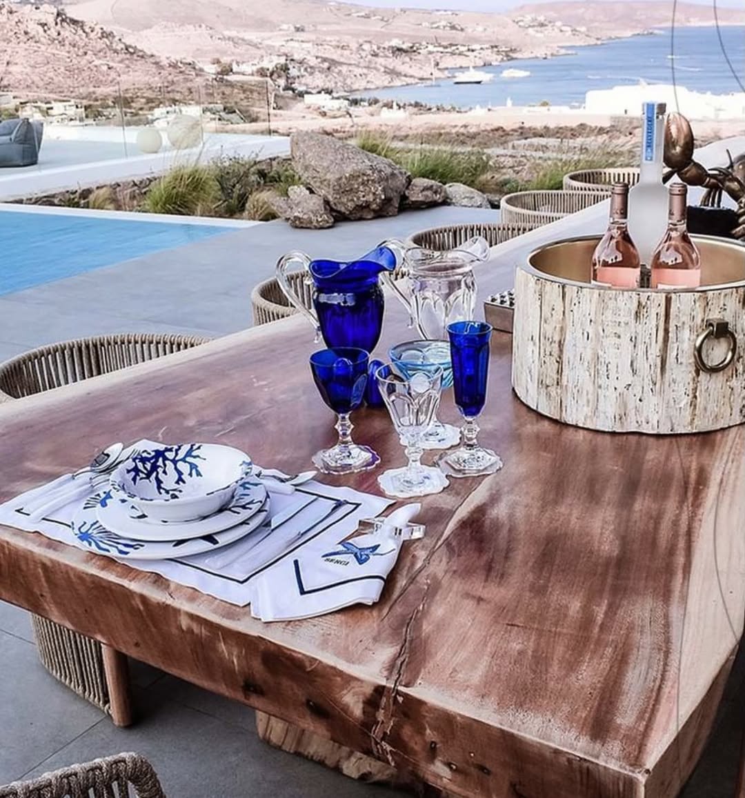 Mario Luca Giusti Winston Wine Glass, Royal Blue in synthetic crystal, styled in a table setting
