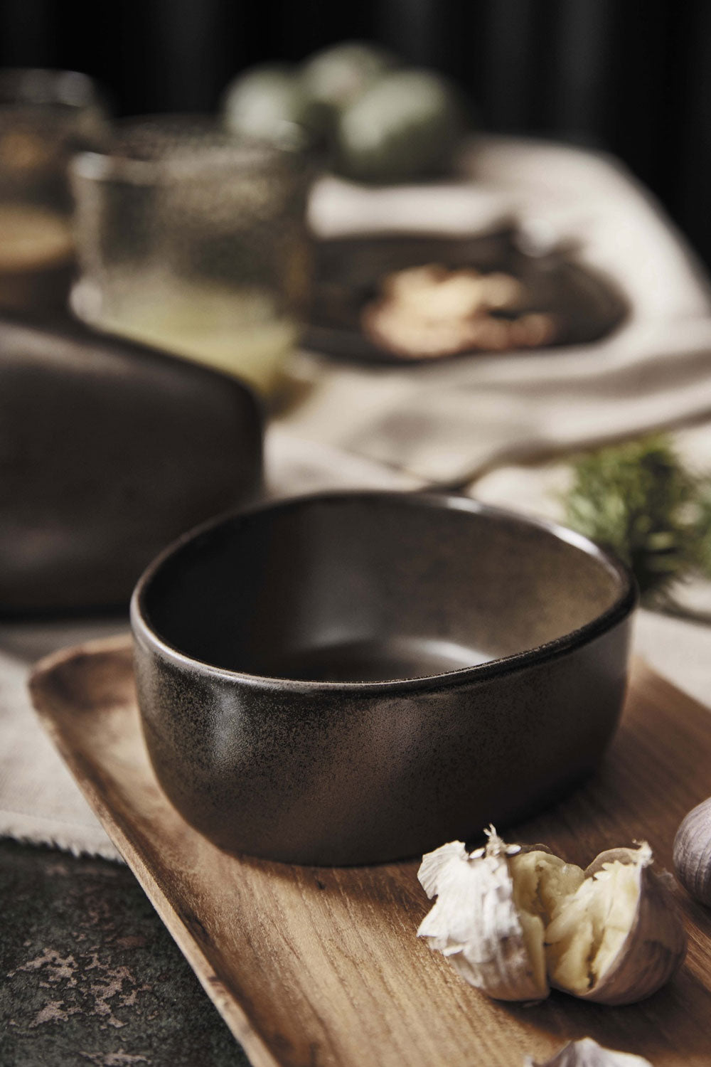 ​Set of 3 Organic Bowls on Teakwood Board, Titanium Black - Maison7